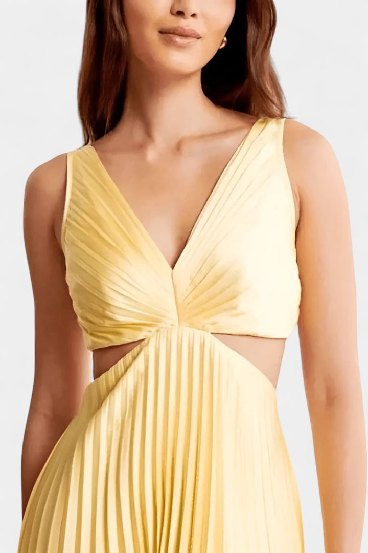 Selena Vestido Sin Mangas Plisado con Corte Lateral y Detalle Torcido