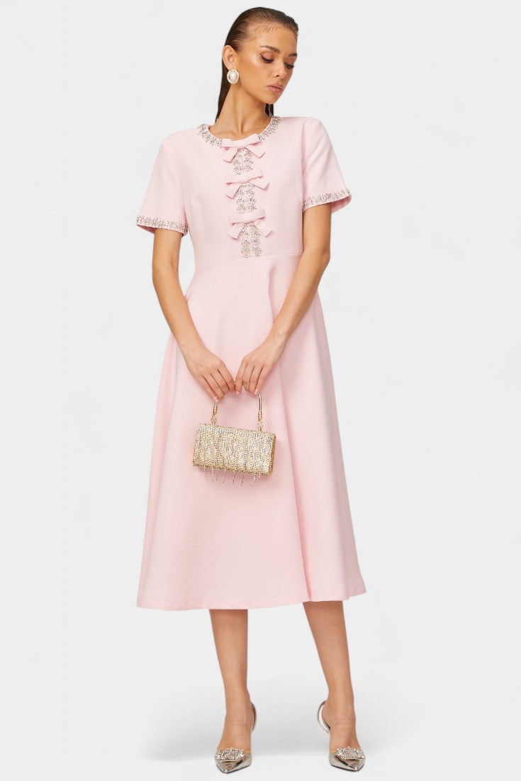 Linda Vestido Midi Acampanado con Lazo de Cristal y Detalles Elegantes