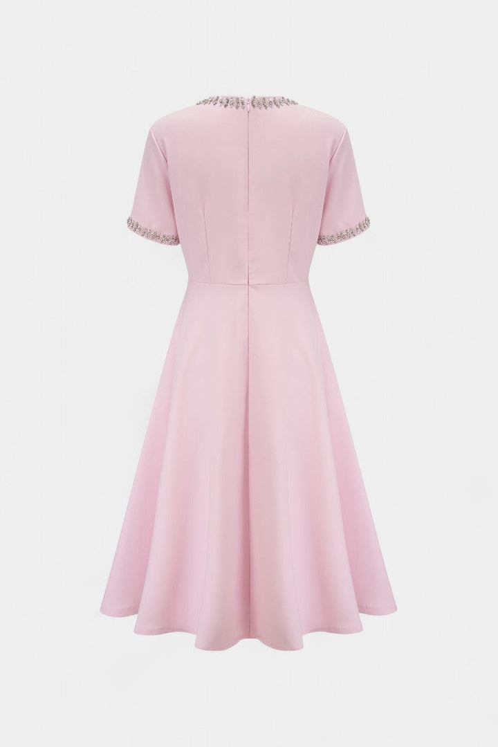 Linda Vestido Midi Acampanado con Lazo de Cristal y Detalles Elegantes