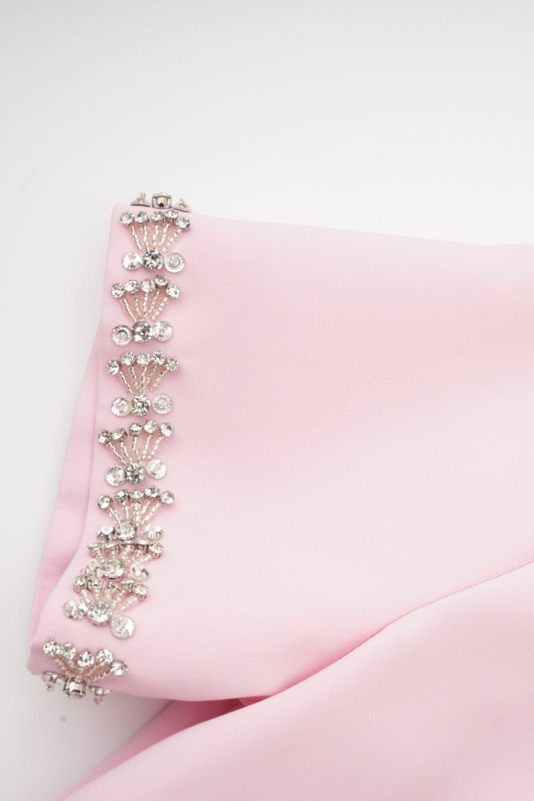 Linda Vestido Midi Acampanado con Lazo de Cristal y Detalles Elegantes