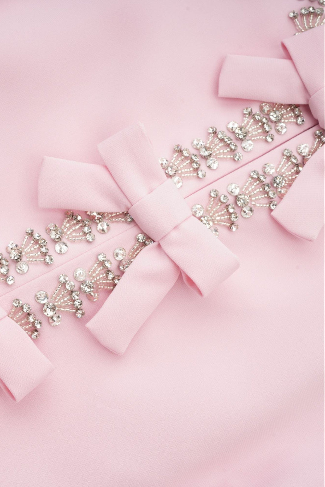 Linda Vestido Midi Acampanado con Lazo de Cristal y Detalles Elegantes