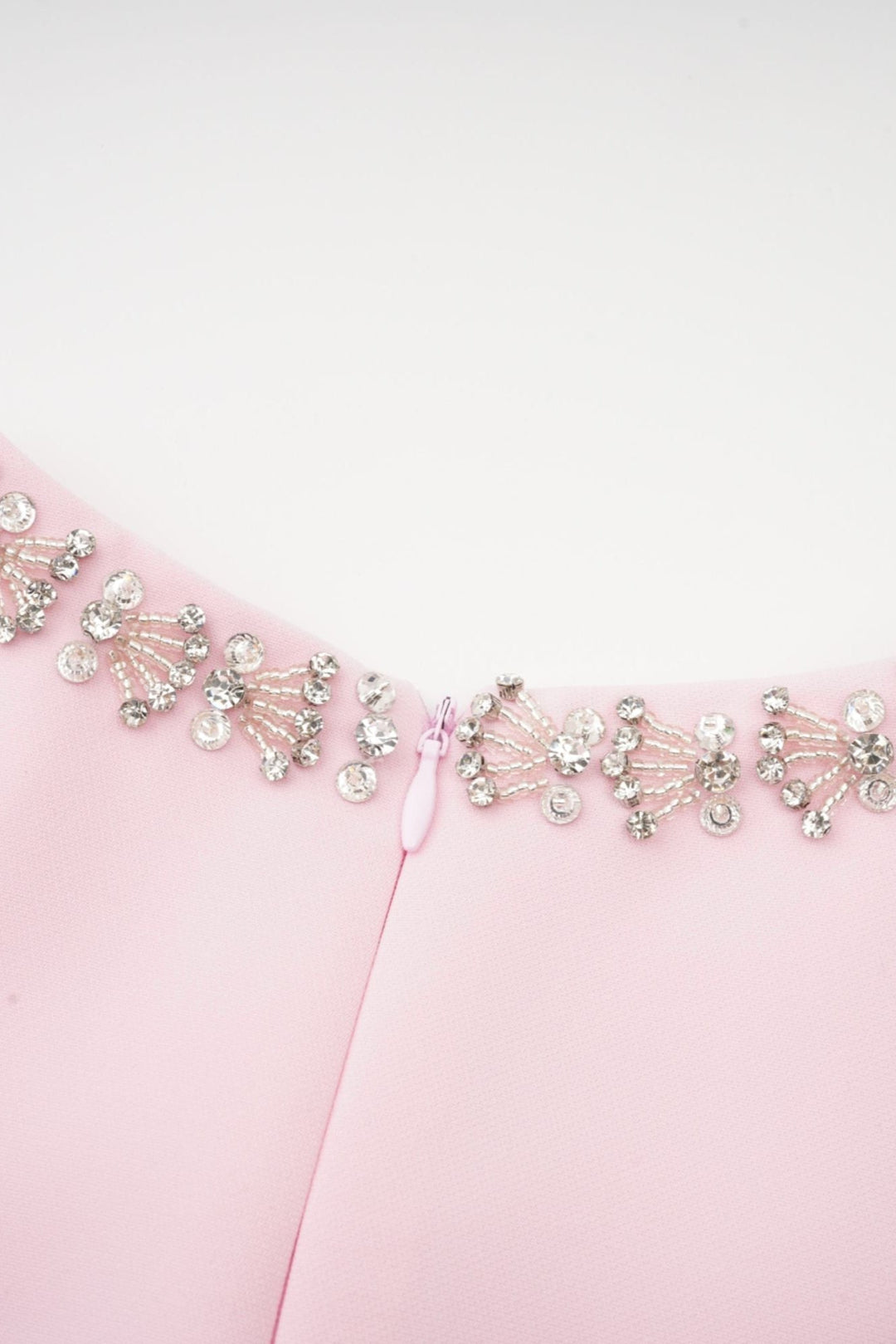 Linda Vestido Midi Acampanado con Lazo de Cristal y Detalles Elegantes