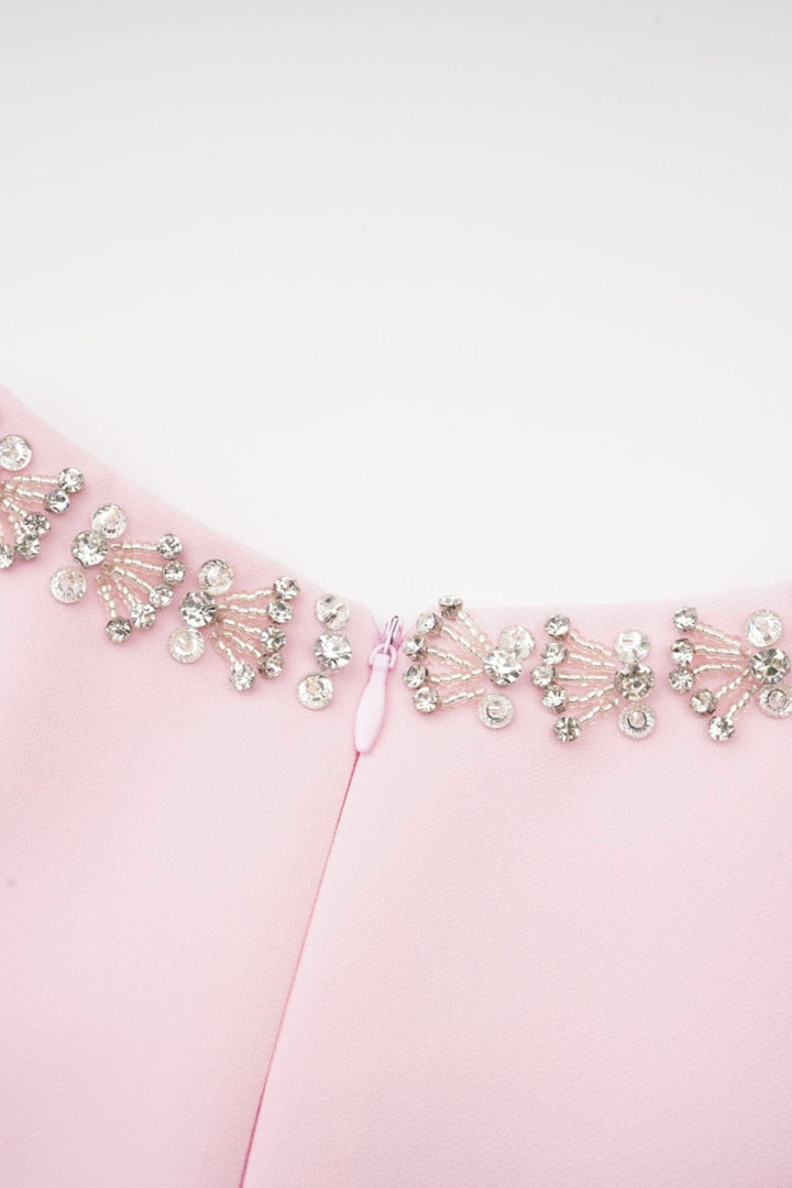 Linda Vestido Midi Acampanado con Lazo de Cristal y Detalles Elegantes