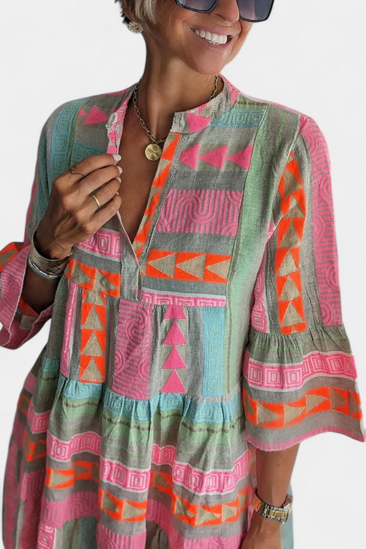 Gina Vestido Boho Corto Bordado con Escote en V y Mangas Acampanadas