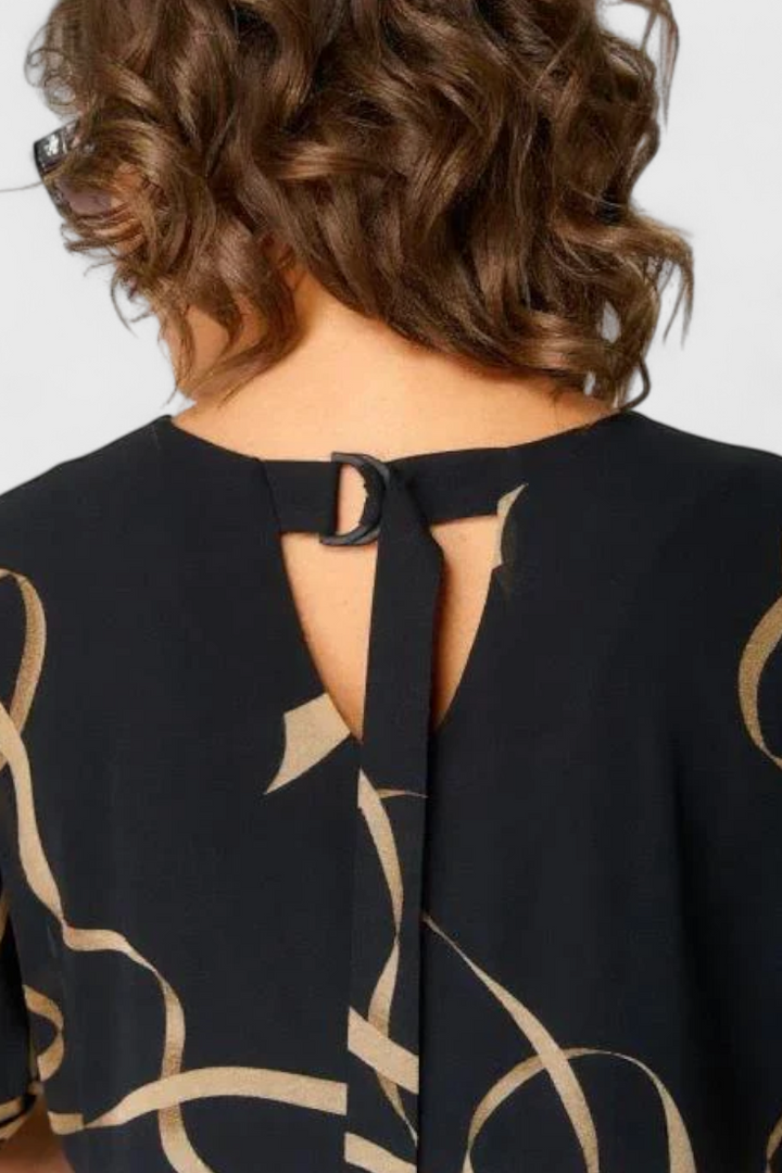 Allegra Vestido Negro con Estampado Abstracto en Oro y Escote en V